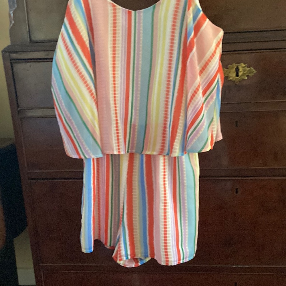 Cute summer romper.  Never worn.  Size M